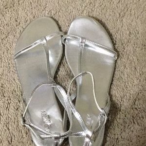 Old Navy silver metallic sandals Women’s size 7